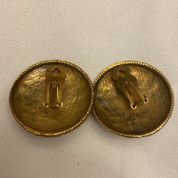 Vintage Gold Tone Faux Pearl Earrings Round Clip on Earrings 1.5” - Picture 2 of 3